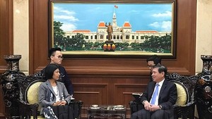 Chairman of the Ho Chi Minh City People’s Committee Nguyen Thanh Phong (R) hosts Canadian Ambassador to Vietnam Ping Kitnikone (Photo: Sggp)