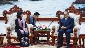 Head of the Department of Propaganda and Training of the HCMC Party Committee, Than Thi Thu (L) meets head of the Lao People's Revolutionary Party (LPRP) Central Committee's Commission for Propaganda and Training, Kikeo Khaykhamphithoune. (Photo: Sggp)