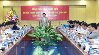 Phó Chủ tịch Quốc hội Phùng Quốc Hiển chủ trì buổi làm việc