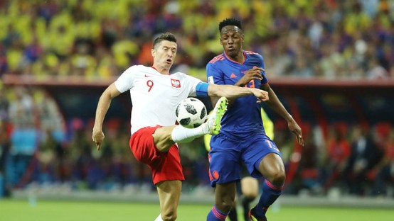Robert Lewandowski (trái) đã luôn vất vả giữ bóng hơn là tập trung vào công việc ghi bàn. Ảnh: Getty Images
