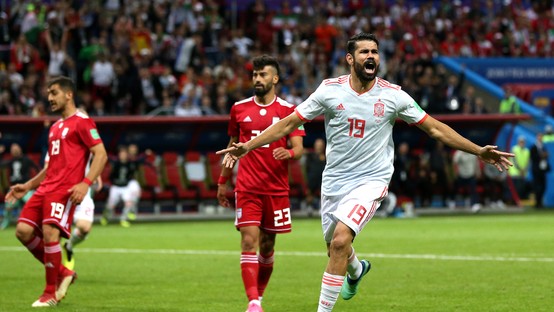 Diego Costa có bàn thắng khi bóng bật chân anh văng vào lưới.