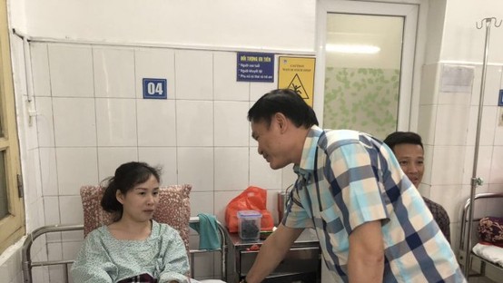 Ông Trần Anh Tú vào bệnh viện thăm chị Huyền Anh. Ảnh: Thanh Đình