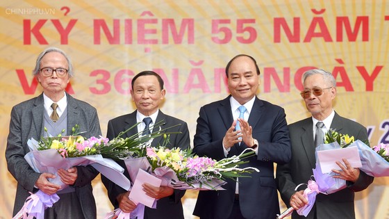 Thủ tướng Nguyễn Xuân Phúc tặng hoa chúc mừng các thầy giáo cũ