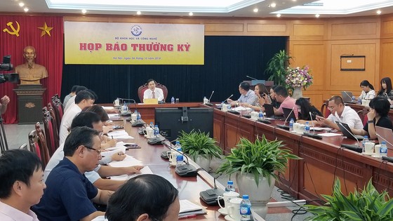 Thứ trưởng Bộ Khoa học và Công nghệ Bùi Thế Duy chủ trì cuộc họp báo. Ảnh: T.B.