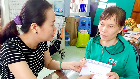 Trao 36,7 triệu đồng giúp cháu Lê Thành An chữa bệnh