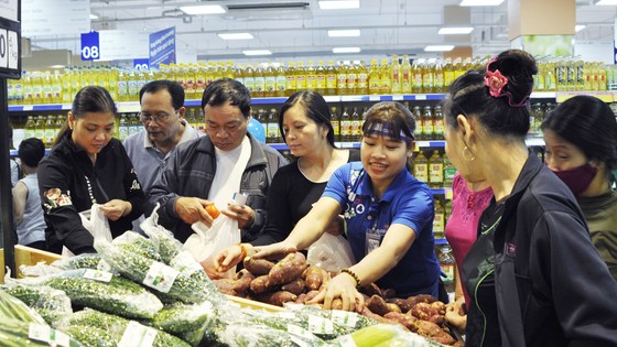 Người tiêu dùng hưởng lợi khi nhà bán lẻ tranh đua