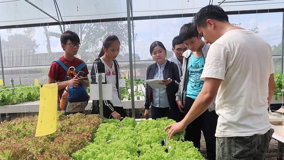 Những bạn trẻ sáng tạo robot phục vụ xã hội