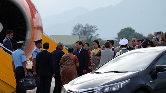 Ông Huỳnh Đức Thơ, Chủ tịch UBND TP Đà Nẵng đón Tổng thống Ấn Độ Ram Nath Kovind cùng Phu nhân tại sân bay Quốc tế Đà Nẵng, bắt đầu chuyến thăm cấp Nhà nước đến Việt Nam