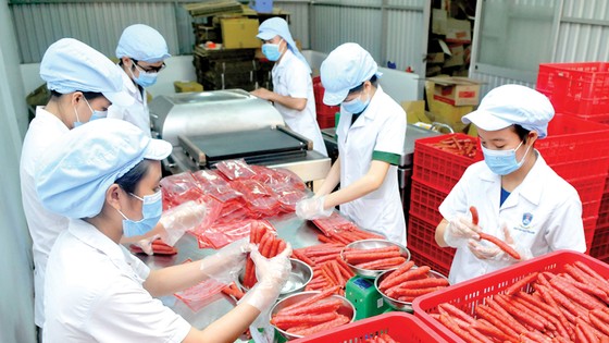 Lạp xưởng - mặt hàng được sản xuất nhiều, cung ứng thị trường tết Ảnh: THÀNH TRÍ