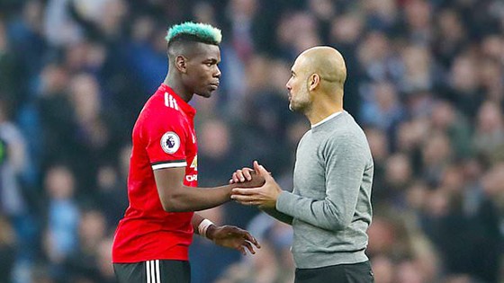 Paul Pogba bắt tay HLV Pep Guardiola trong trận Man.United thắng Man.City 3 - 2