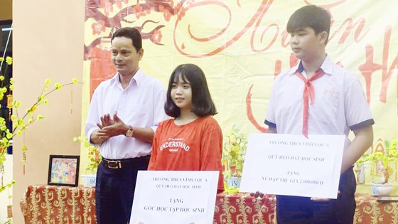 Thầy Đỗ Hiếu Lễ và học sinh của Trường THCS Vĩnh Lộc A