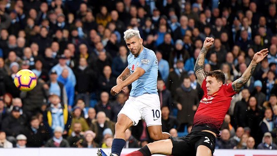 Tiền đạo Aguero (áo xanh) tung cú sút ghi bàn vào lưới Man.United
