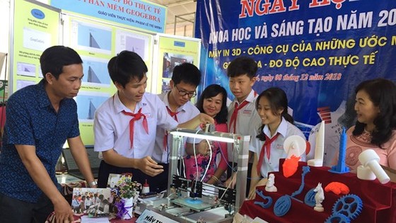 Ninth graders at Van Don high school introduce model of 3D printer at the event