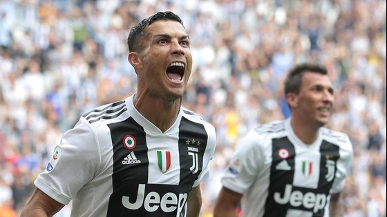 Ronaldo ăn mừng bàn thắng đầu tiên ở Serie A