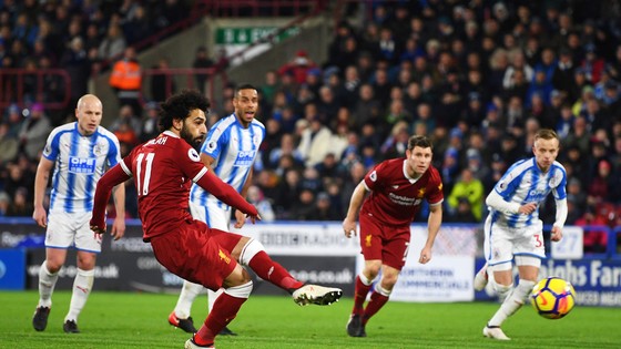 Mo Salah (trái, Liverpoo) tung luối Huddersfield mùa trước