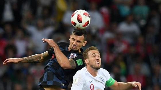 Dejan Lovren tranh bóng với Harry Kane (phải, Anh)