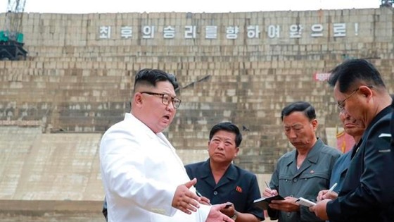 Nhà lãnh đạo Triều Tiên Kim Jong-un thanh sát công trường xây dựng nhà máy thủy điện ở tỉnh Bắc Hamgyong, Triều Tiên. Ảnh : preecevilleprogress.com