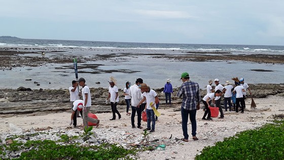 Chiến dịch làm sạch biển ở Lý Sơn.
