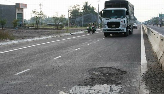 Khẩn trương khắc phục các vị trí hư hỏng mặt đường QL1