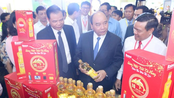 Thủ tướng Nguyễn Xuân Phúc tham quan gian hàng Công ty Sao Mai An Giang.