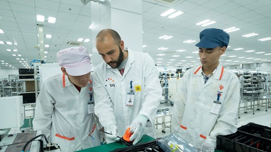 Các chuyên gia BQ làm việc tại nhà máy Vsmart