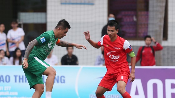 Bảo Chúng và pha "vê bóng" bằng gầm giày đầy đẳng cấp
