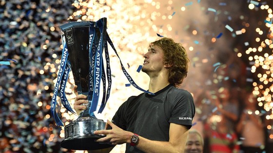 Aelxander Zverev và chiếc cúp lớn nhất đời người