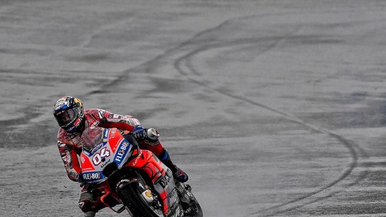 Dovizioso giành chiến thắng trên đường đua trơn trượt ở Valencia