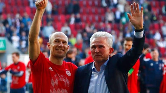 Jupp Heynckes và Arjen Robben mừng danh hiệu vô địch thứ 6.