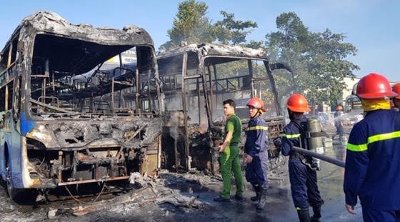 Cháy hai xe giường nằm không rõ nguyên nhân