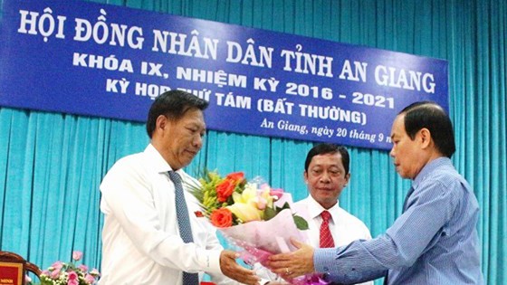 Ông Vương Bình Thạnh, Chủ tịch UBND tỉnh An Giang tặng hoa chúc mừng ông Trần Anh Thư