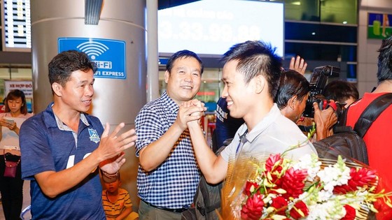 Thủ quân Văn Vũ hạnh phúc trong sự chào đón của người hâm mộ. Ảnh: SN