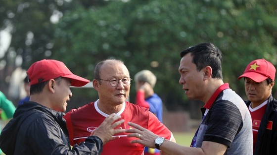 Phó chủ tịch VFF Trần Quốc Tuấn trao đổi cùng Ban huấn luyện trên sân tập. Ảnh: Đoàn Nhật
