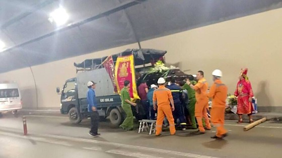 Lực lượng cứu nạn hỗ trợ di chuyển quan tài sang xe khác để đưa về quê