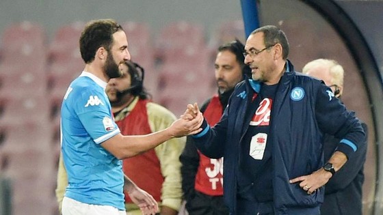 HLV Maurizio Sarri sẽ sớm tái hợp với Gonzalo Higuain tại Chelsea? Ảnh: Getty Images