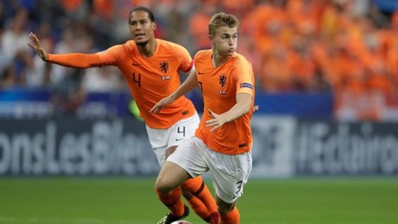 Virgil van Dijk và Matthijs de Ligt (phải) trong một tình huống phối hợp ở đội tuyển. Ảnh: Getty Images