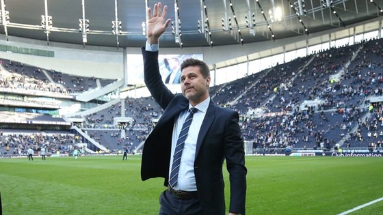 HLV Mauricio Pochettino chào người hâm mộ khi tiến ra sân mới. Ảnh: The Sun