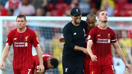 HLV Jurgen Klopp phấn khích trước màn trình diễn của các học trò. Ảnh: Getty Images