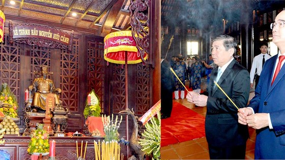 Bí thư Thành ủy TPHCM Nguyễn Thiện Nhân và Chủ tịch UBND TPHCM Nguyễn Thành Phong dâng hương Đức Lễ thành hầu Nguyễn Hữu Cảnh. Ảnh: VIỆT DŨNG