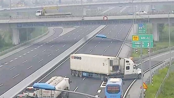 hành vi lùi xe, quay đầu trên cao tốc có thể bị phạt nặng