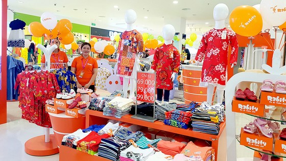 Một cửa hàng kinh doanh quần áo tết cho trẻ em