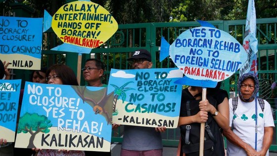 Gambling has caused tensions in the Philippines: environmental activists display placards to protest the construction of a Chinese-backed casino © AP
