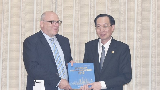 Phó Chủ tịch Thường trực UBND TPHCM Lê Thanh Liêm trao quà lưu niệm cho ông Grant MePherson, Tổng Giám đốc Điều hành Cơ quan Giáo dục New Zealand. Ảnh: hcmcpv