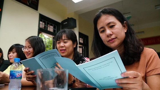 Giám thị “ôn bài” trước khi coi thi