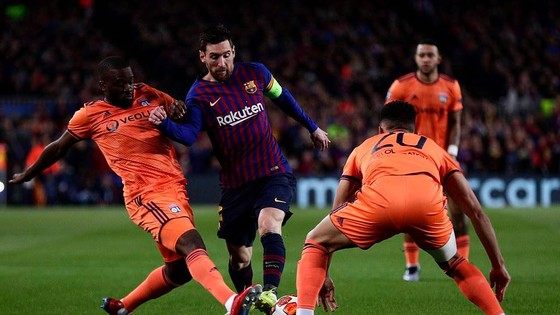 Lionel Messi đánh bại hàng thủ Lyon