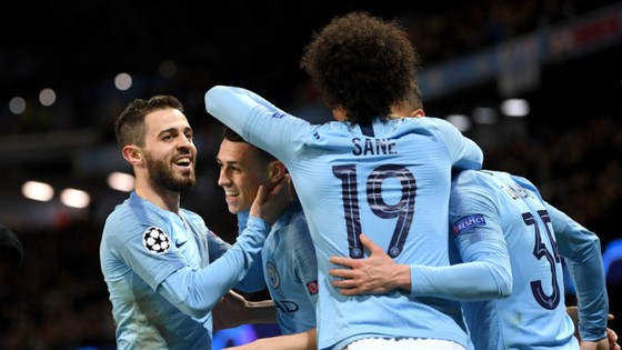 Bernardo Silva (trái) ăn mừng thắng lợi cùng Man City
