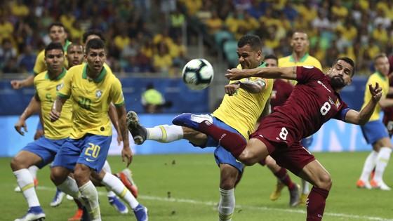 Dani Alves tung cú sút trước klhung thành Venezuela