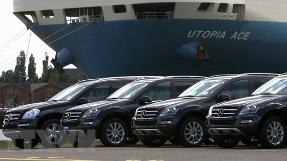 Ảnh tư liệu: Xe Mercedes Benz tại cảng container ở Bremerhaven, miền Bắc Đức. (Nguồn: AFP/TTXVN)