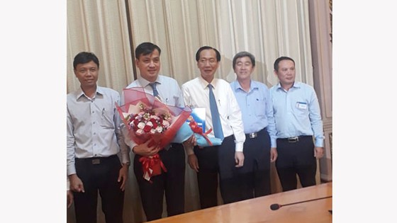Phó Chủ tịch UBND TPHCM Lê Thanh Liêm đã thay mặt trao quyết định điều động, bổ nhiệm nhân sự lãnh đạo cho ông Lê Hòa Bình làm Giám đốc Sở Xây dựng TPHCM.