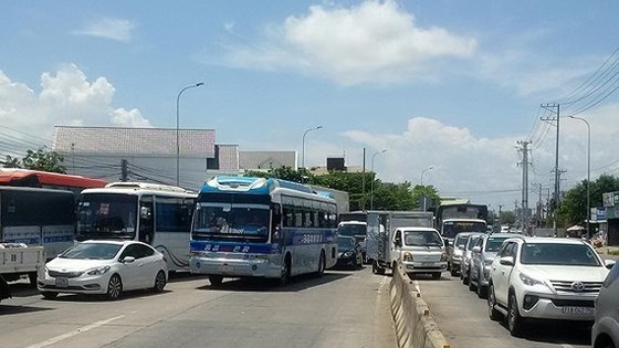Các tài xế phản ứng thu phí tại trạm T2 - QL91 khiến tình hình giao thông tại khu vực bị ùn ứ